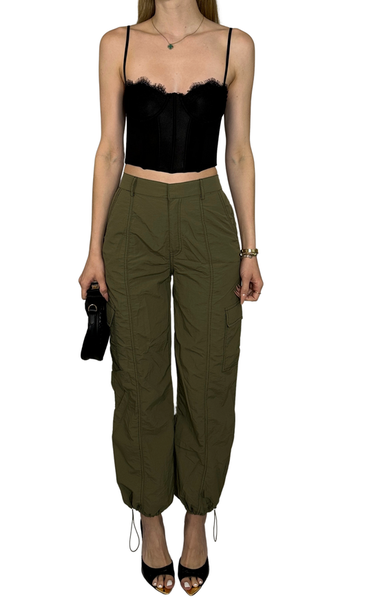 Women's loose-fit cargo pants in olive green and black with oversized leg pockets and adjustable toggle hems – casual and functional streetwear style