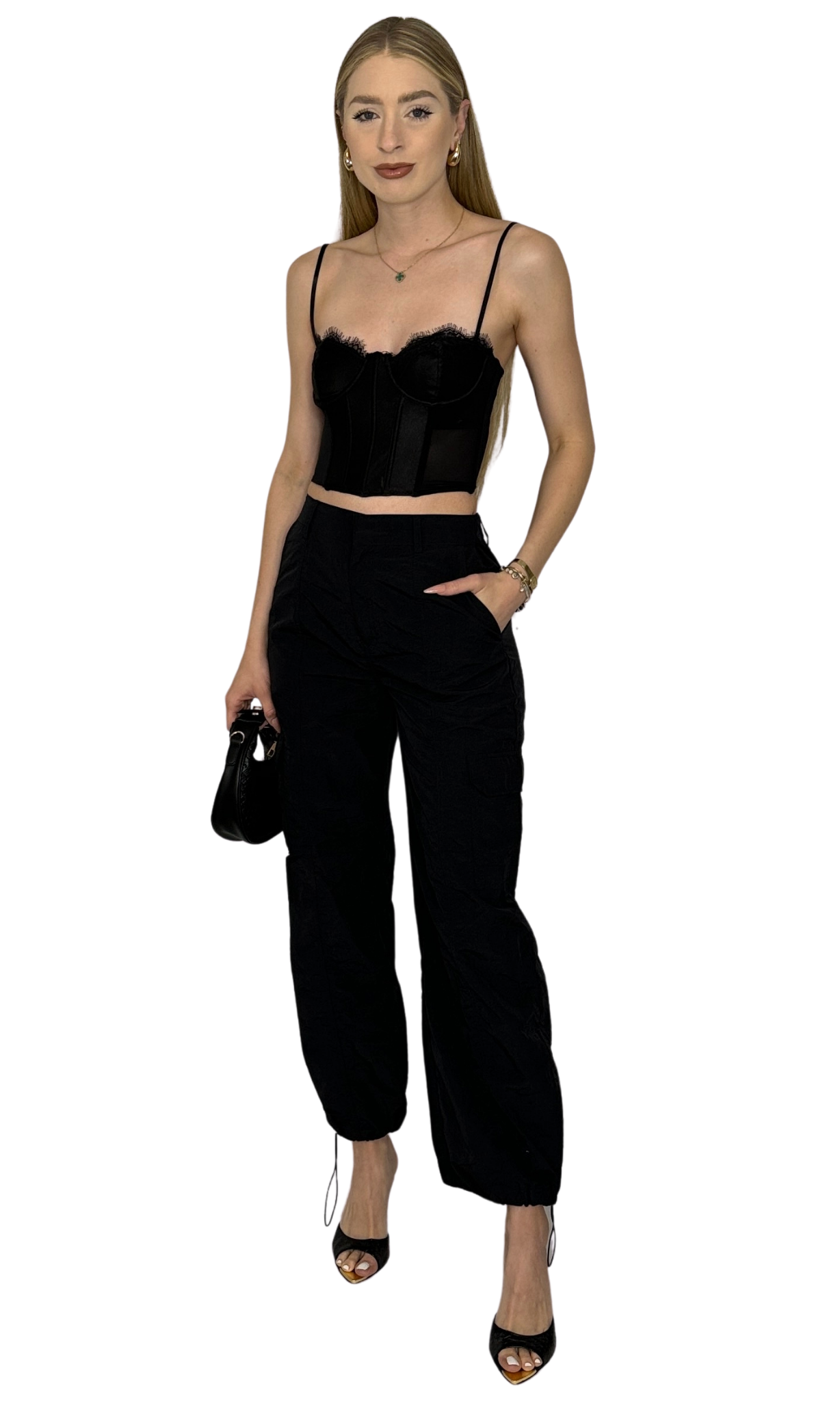 Women's loose-fit cargo pants in olive green and black with oversized leg pockets and adjustable toggle hems – casual and functional streetwear style