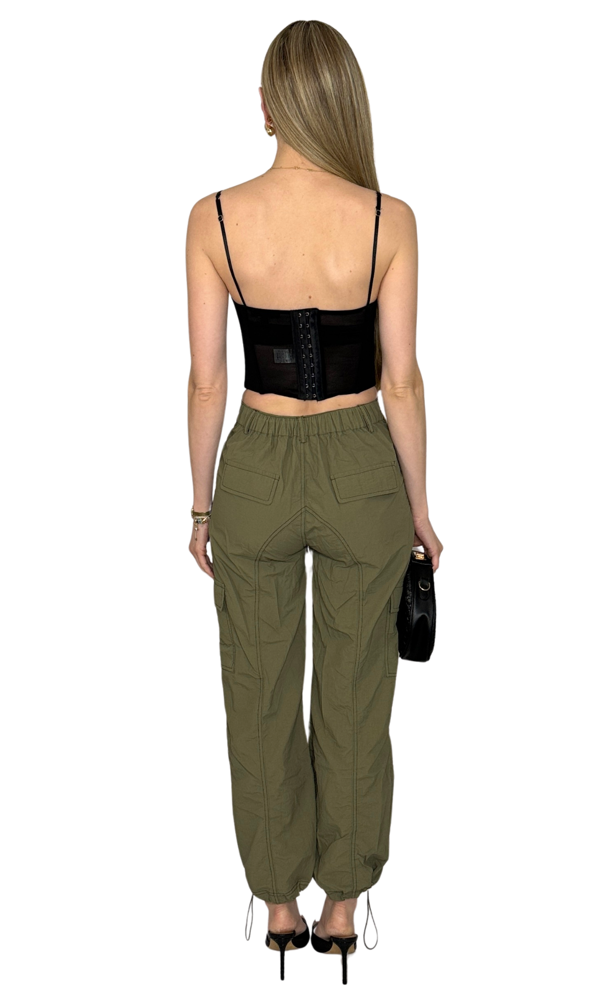 Women's loose-fit cargo pants in olive green and black with oversized leg pockets and adjustable toggle hems – casual and functional streetwear style