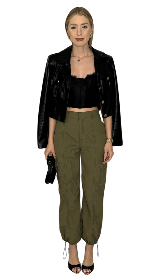 Women's loose-fit cargo pants in olive green and black with oversized leg pockets and adjustable toggle hems – casual and functional streetwear style